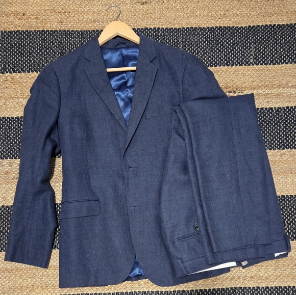 Suits - Picture 2 of 4